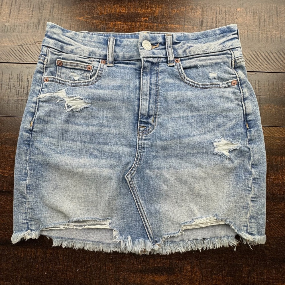 American Eagle Curvy Hi-Rise Mini Denim Skirt Light Wash 6 Distressed Frayed Hem